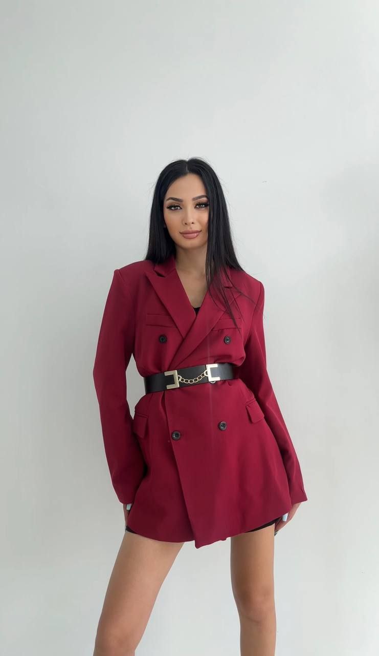 femme portant un blazer oversize bordeaux ceinture look chic