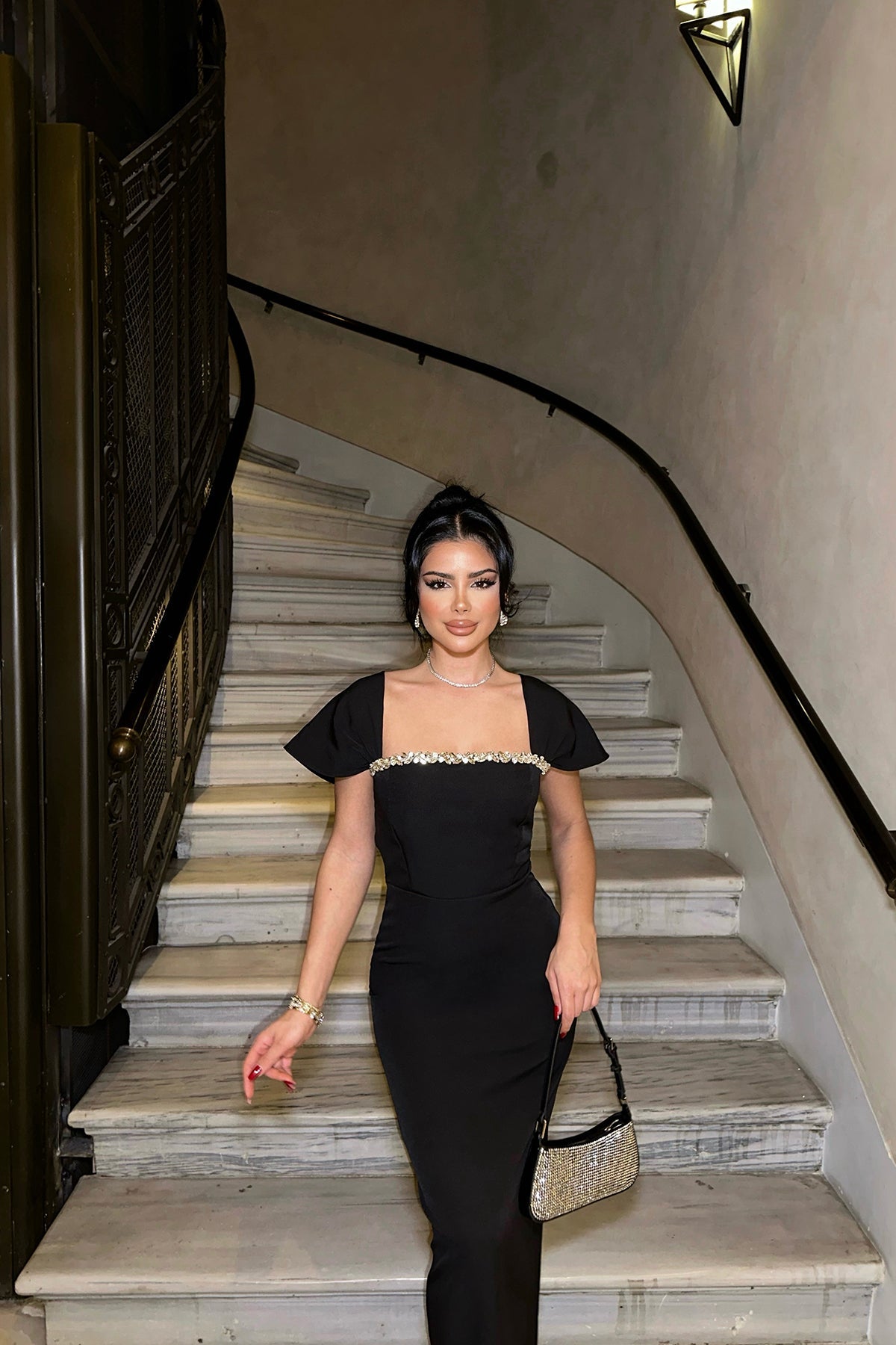 Robe Longue Élégante avec Détails en Pierres – Un Bijou Intemporel