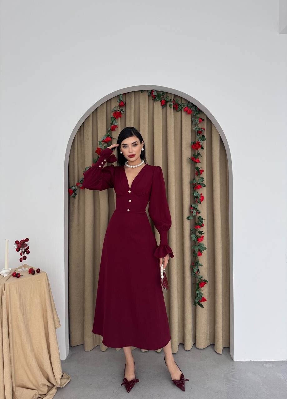 femme portant robe bordeaux manches bouffantes look elegant