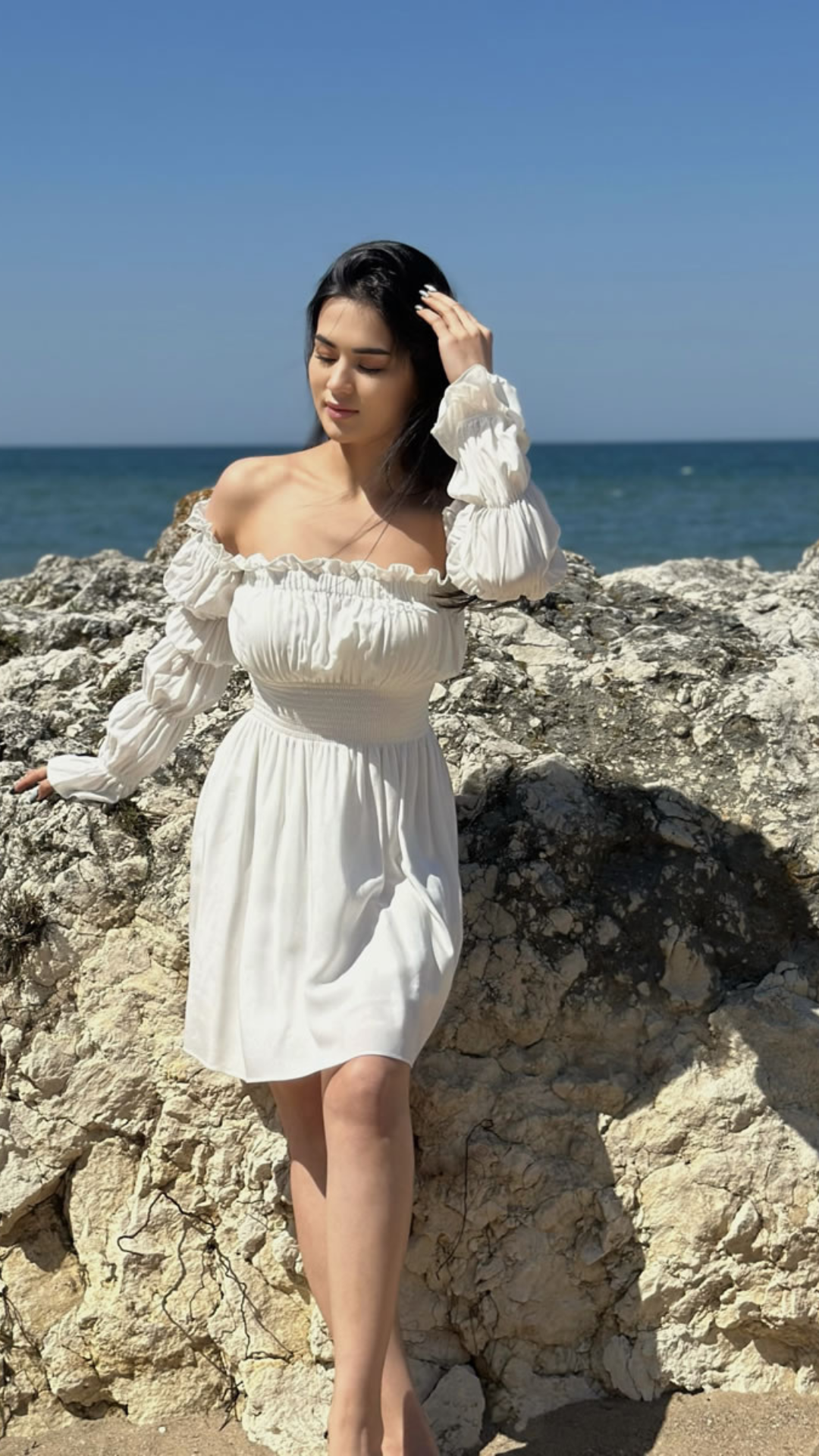 Robe Courte Épaules Dénudées Fluide – Noir & Blanc