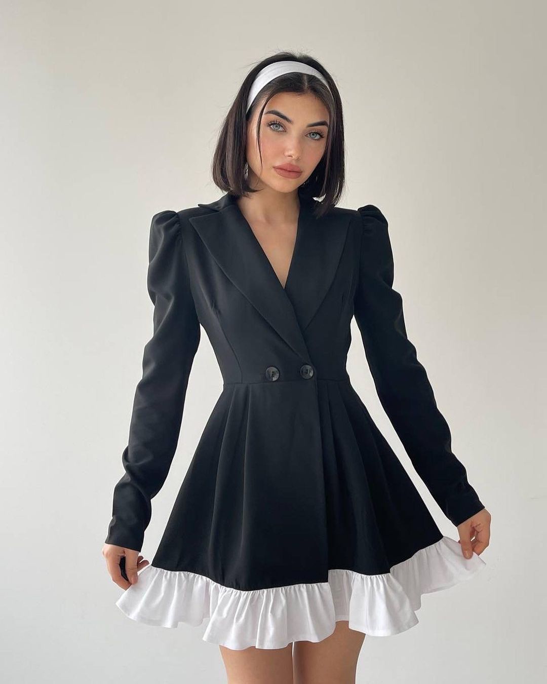 Veste Robe Noire Boutonnée Courte avec Détail Blanc