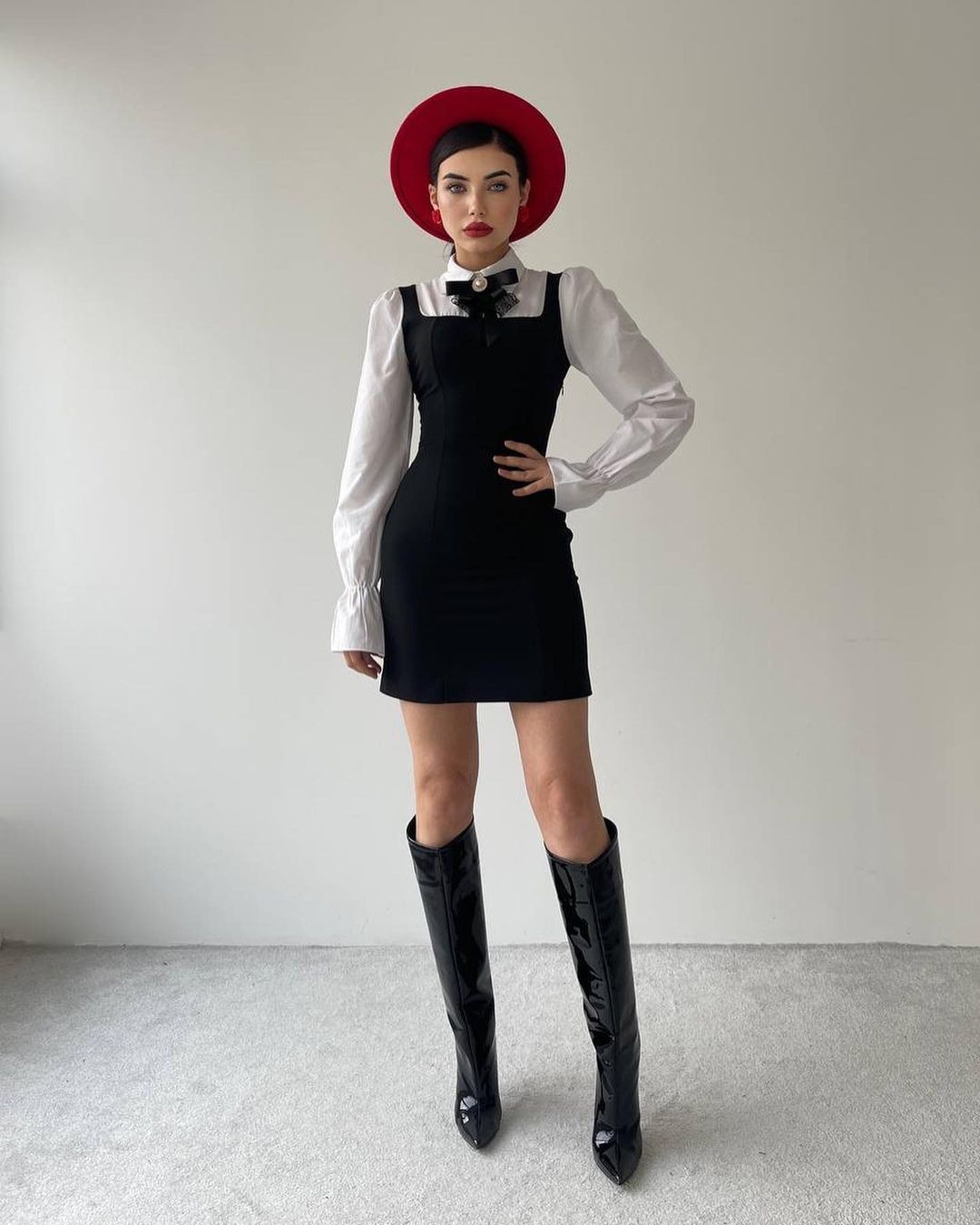 Petite Robe Noire avec Doublure Chemise Blanche avec nœud – NOONA