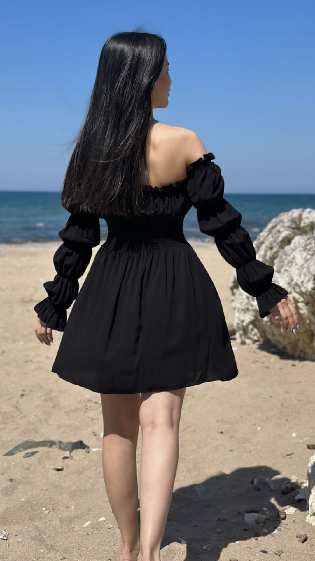 Robe Courte Épaules Dénudées Fluide – Noir & Blanc