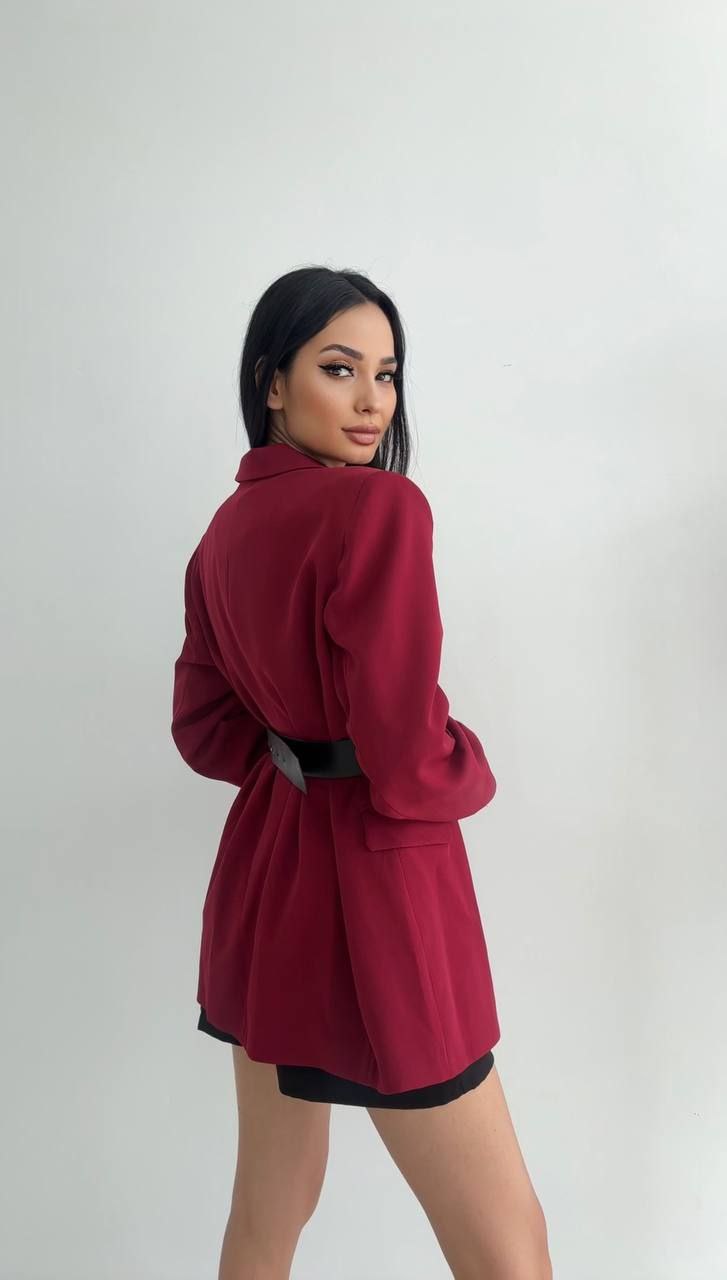 detail blazer bordeaux double boutonnage coupe structuree