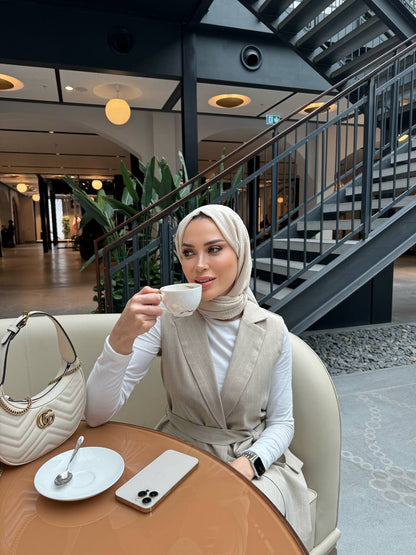 ensemble femme beige tenue bureau chic moderne