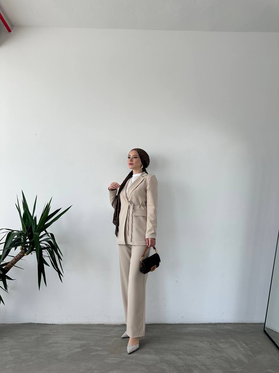 ensemble tailleur beige femme élégant