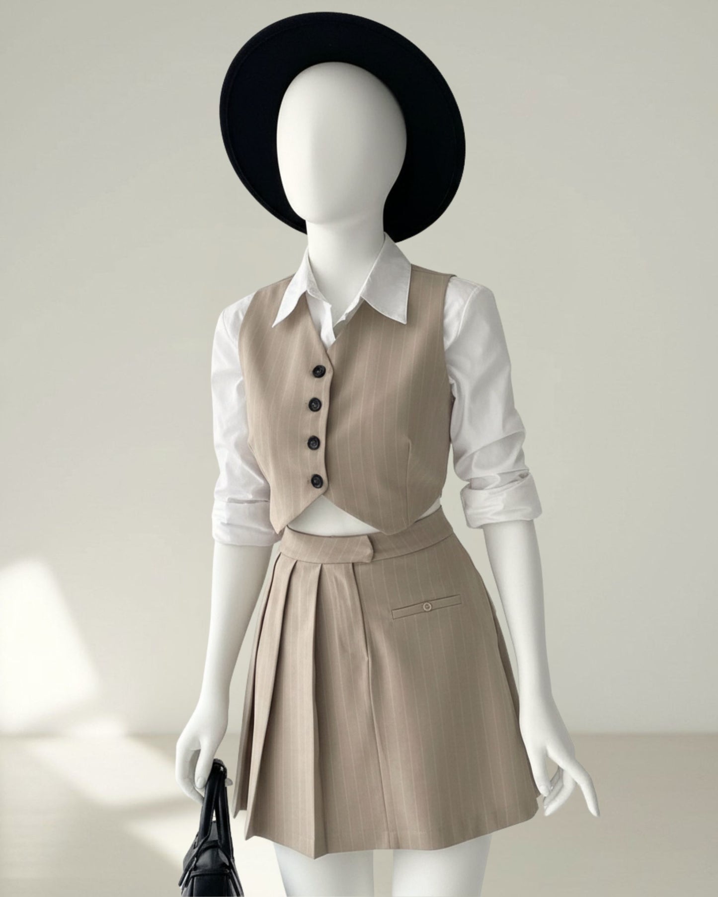 Ensemble Gilet & Jupe Plissée Taupe – Style Tailleur Chic