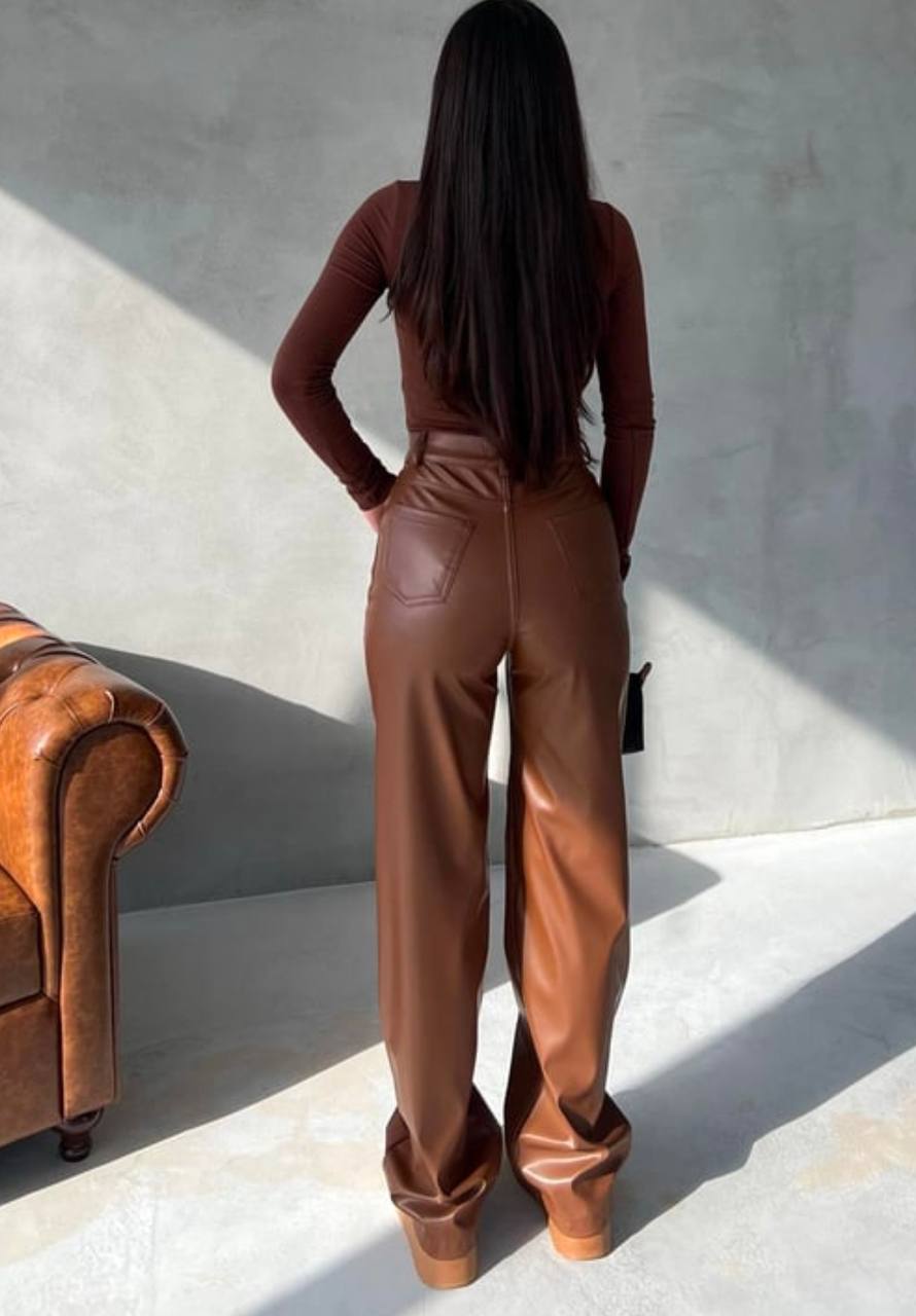 pantalon simili cuir outfit moderne et sophistique