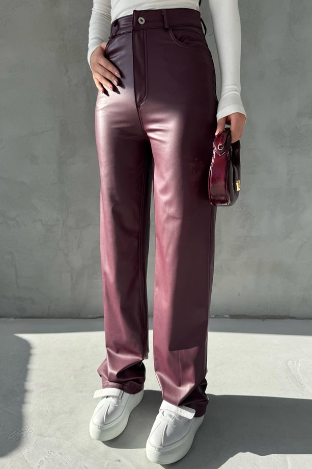 femme portant pantalon simili cuir bordeaux taille haute look chic