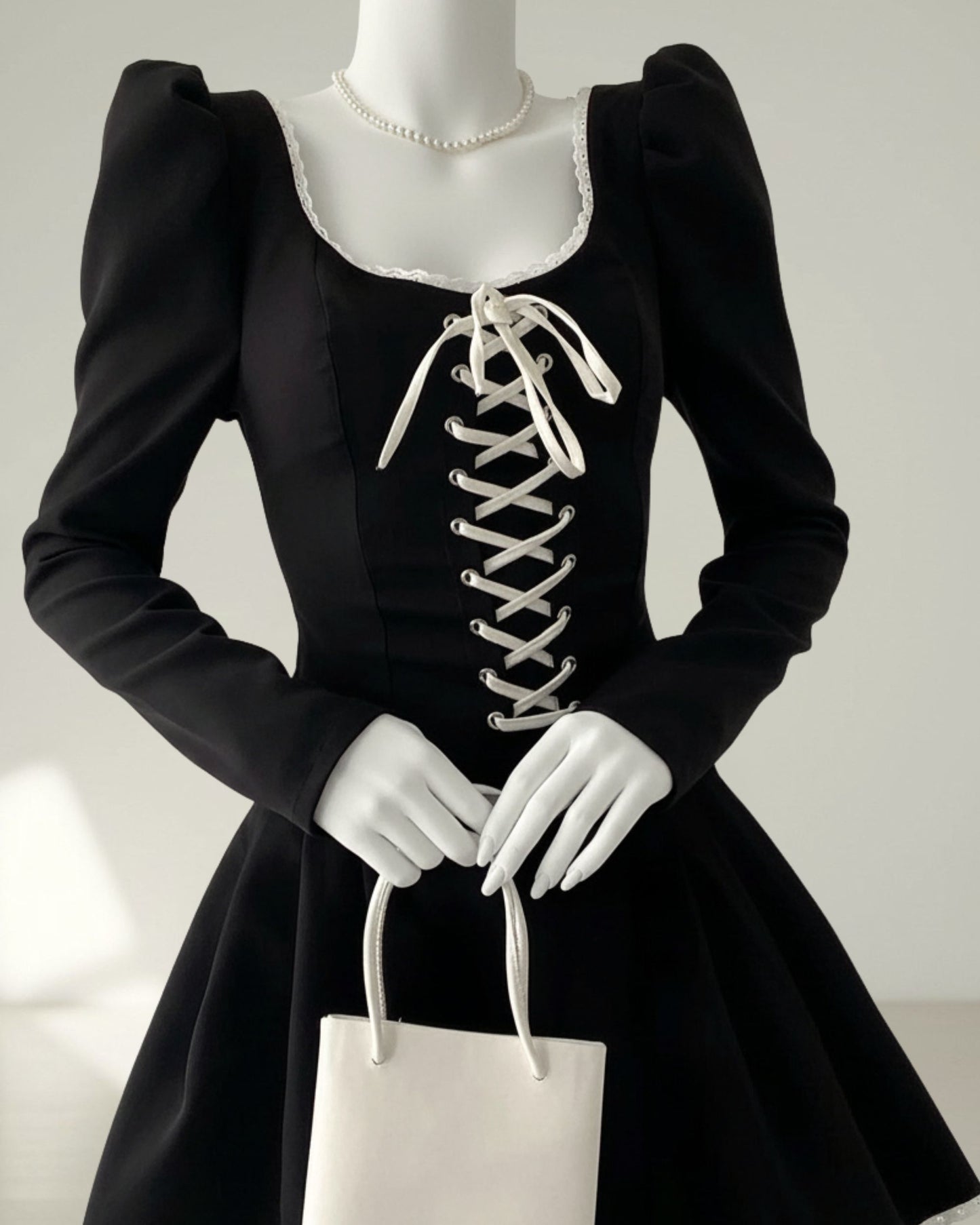 Robe Trapèze à Lacets – Encolure Dégagée & Manches Longues