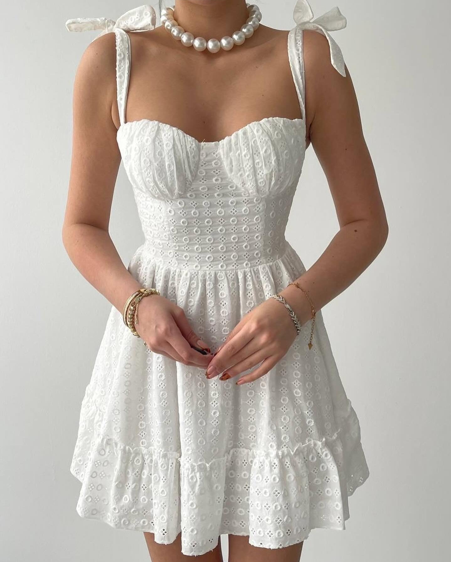 Robe Blanche Brodée Éclat Estival