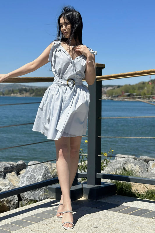 robe courte bleu ciel look feminin chic