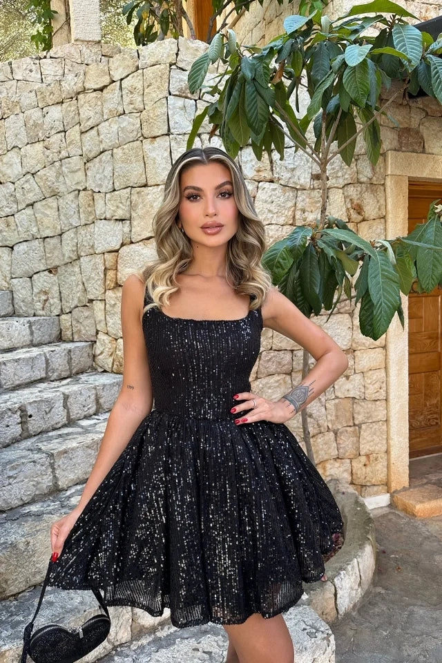 robe courte noire evasee sequins silhouette feminine