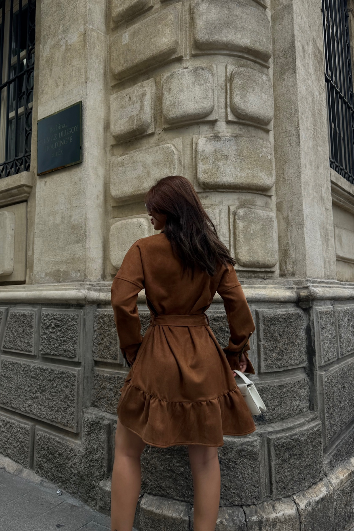 Mini Robe Ceinturée Effet Daim Marron – Silhouette Structurée & Élégance Moderne
