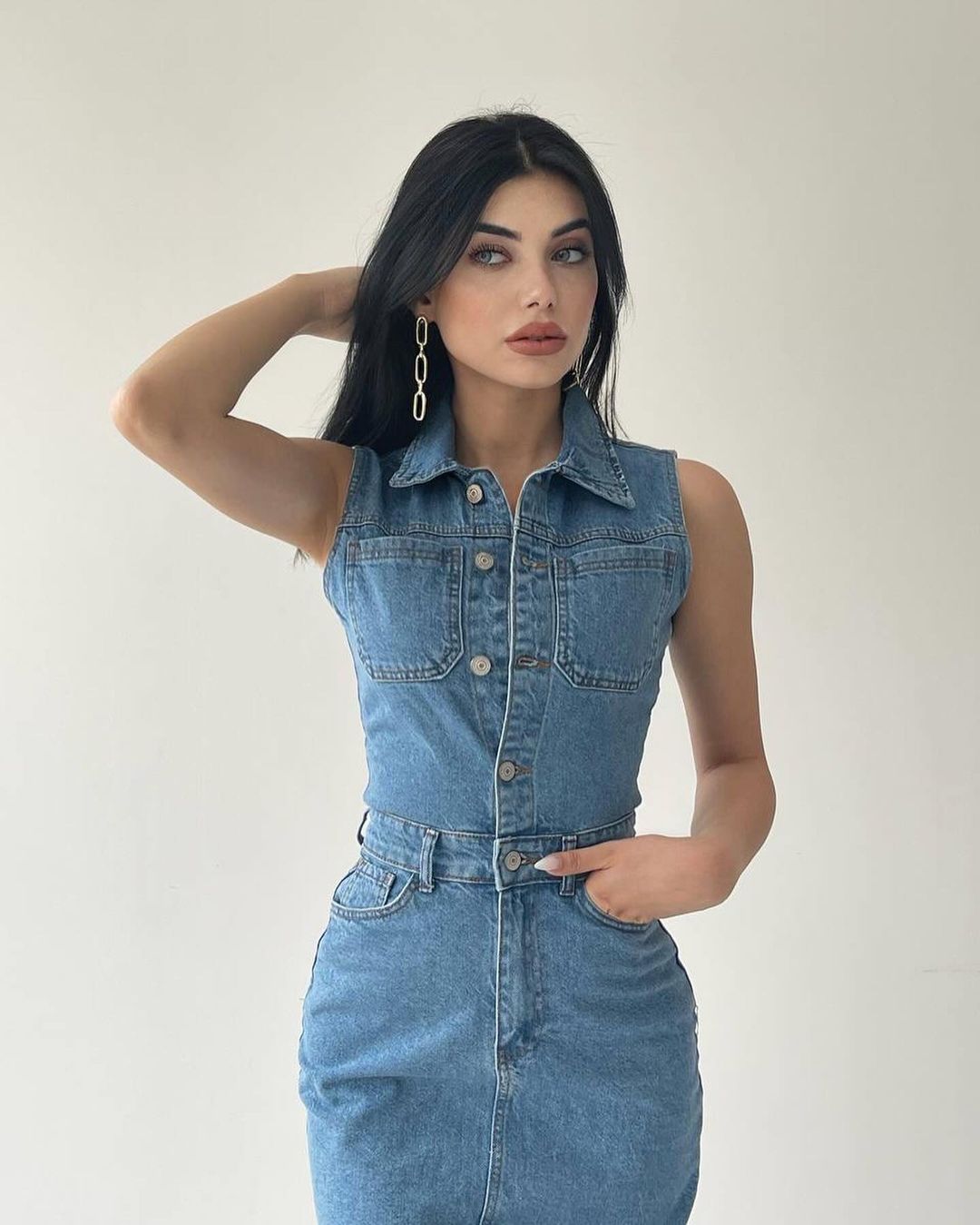 Robe en Denim à Boutons – Coupe Cintrée Chic Été