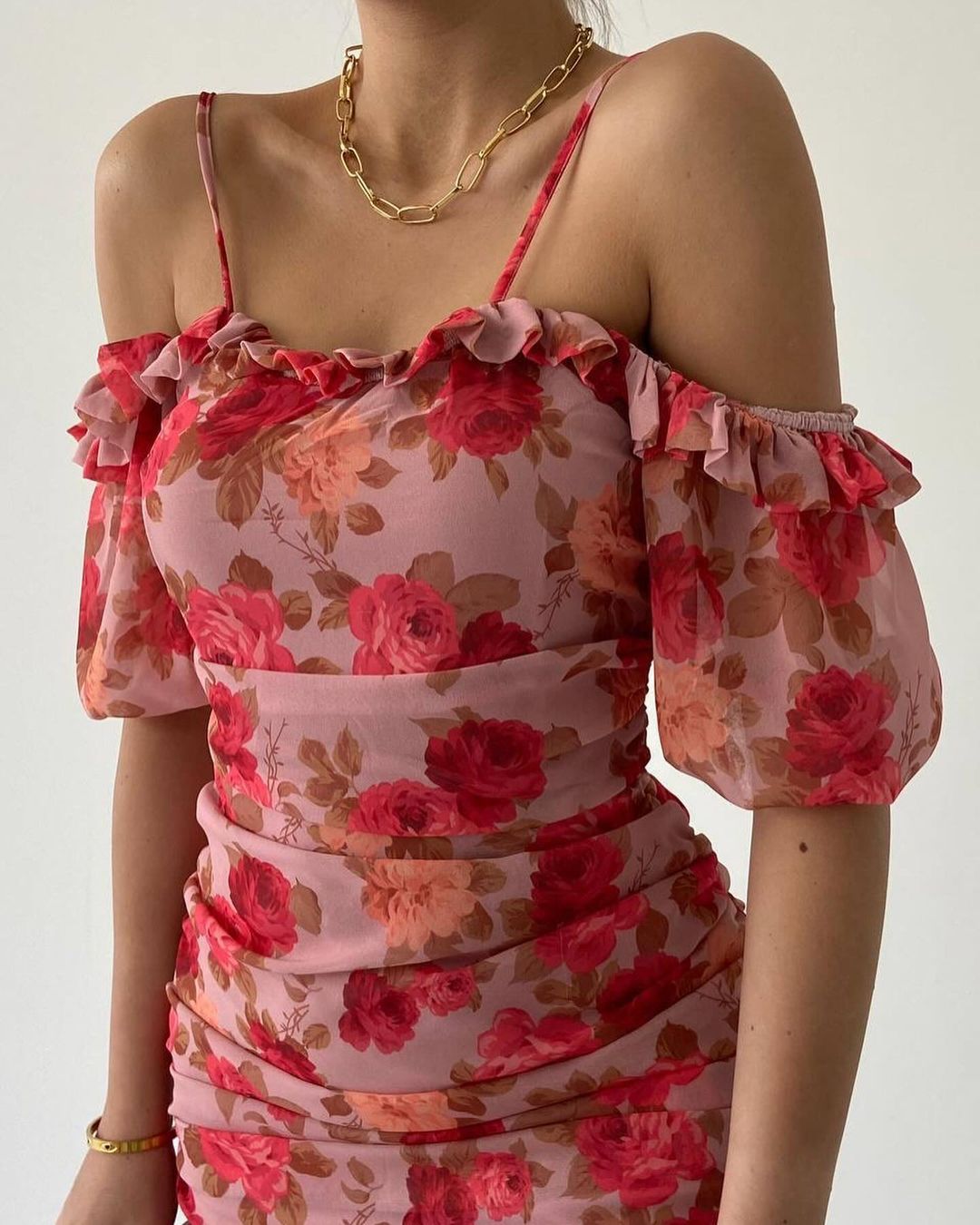 robe fleurie froncee femme epaules denudees
