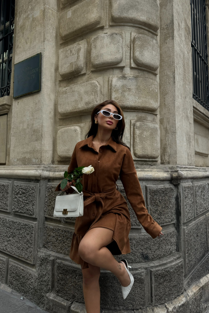 Mini Robe Ceinturée Effet Daim Marron – Silhouette Structurée & Élégance Moderne