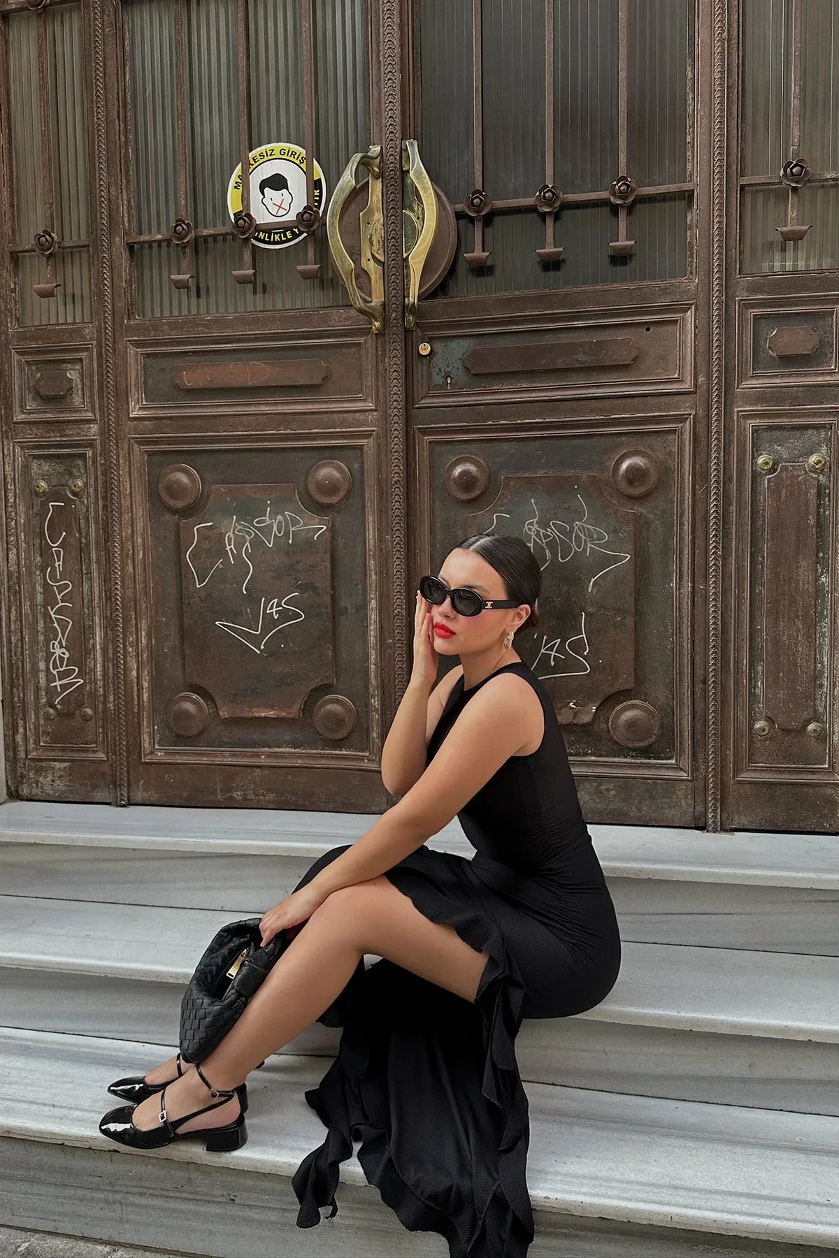 robe noire longue fente haute femme elegante