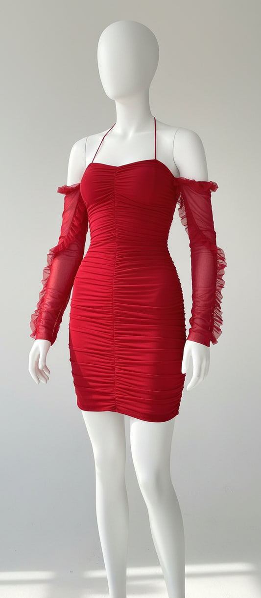 femme portant robe rouge froncee epaules denudees look soiree