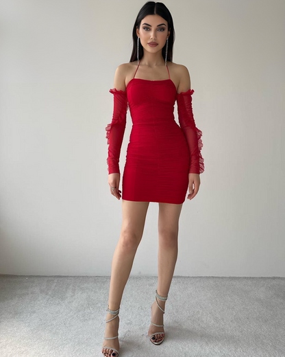 Robe Rouge Froncée – Épaules Dénudées & Manches Longues