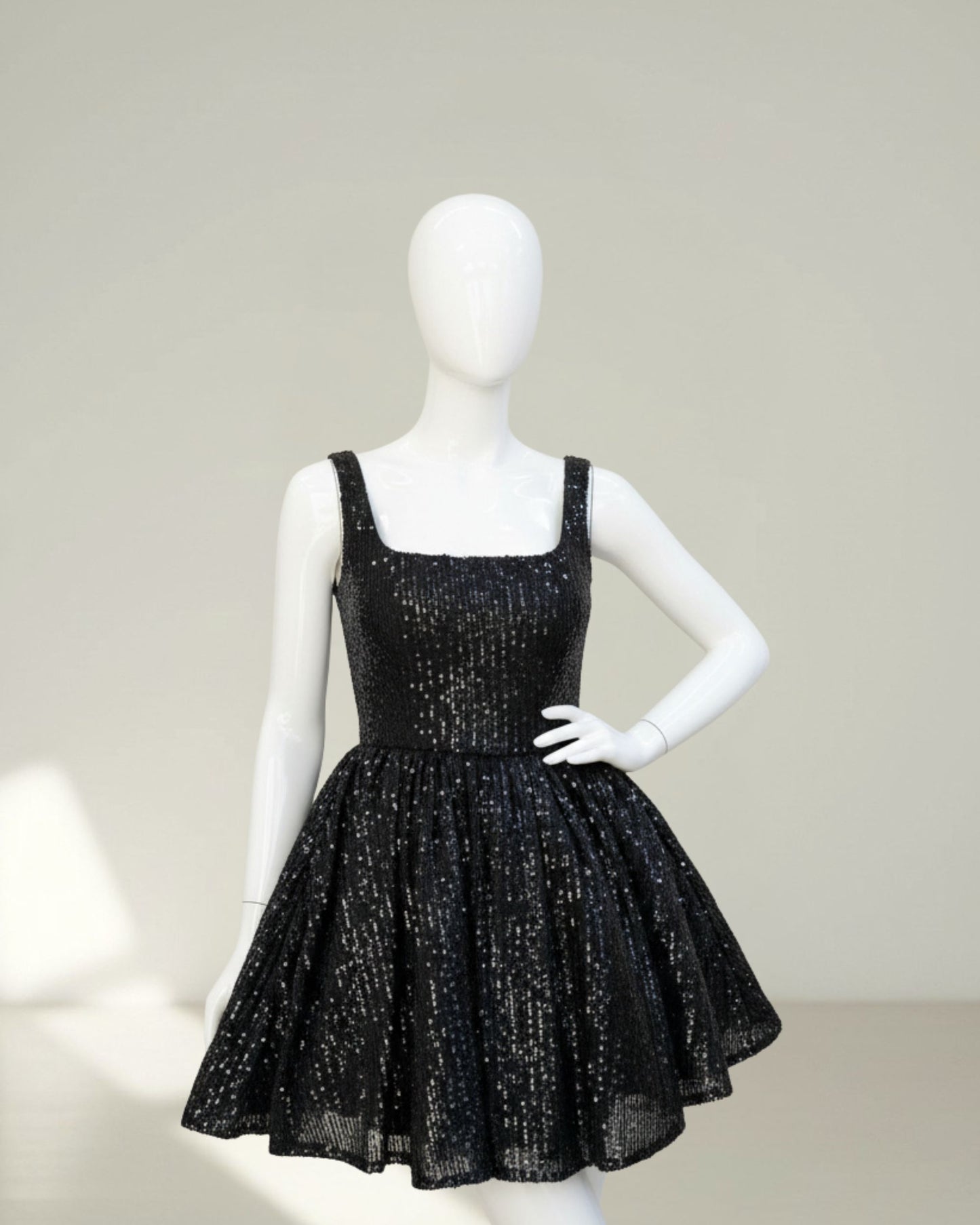 Robe Courte Noire à Sequins – Corset Sculptant & Éclat Glamour