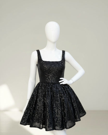 Robe Courte Noire à Sequins – Corset Sculptant & Éclat Glamour