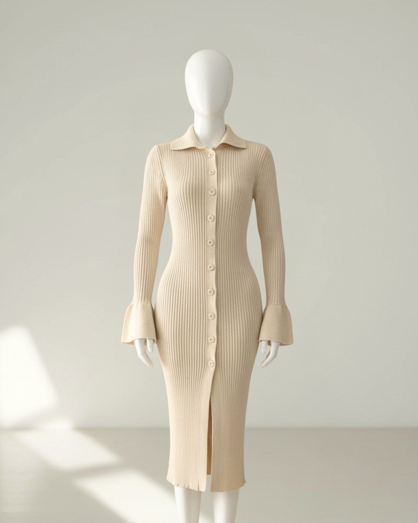 Robe maille côtelée boutonnée beige – Élégance sculptante