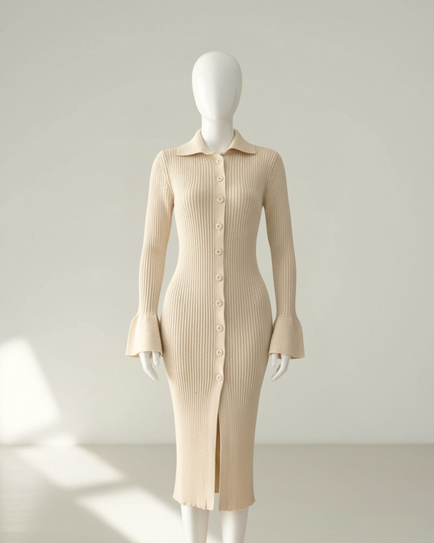 Robe en maille côtelée beige boutonnée, coupe près du corps — Noona Tendance