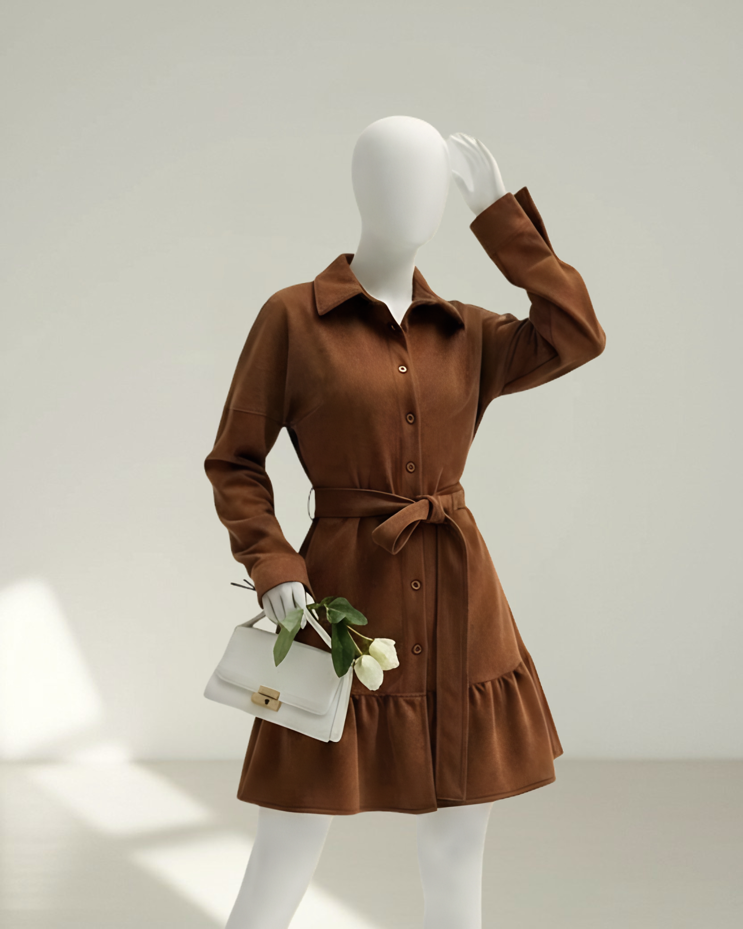 Mini Robe Ceinturée Effet Daim Marron – Silhouette Structurée & Élégance Moderne