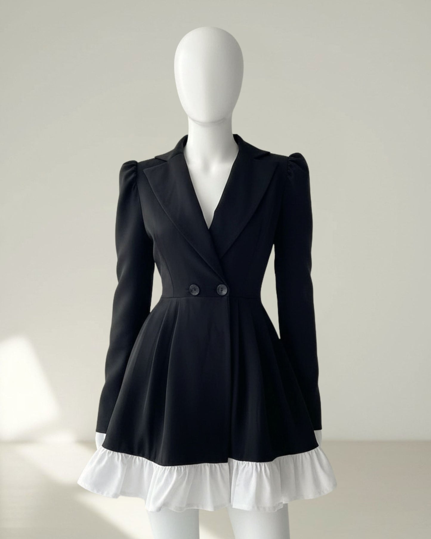 Robe Blazer Noire – Coupe Évasée & Volant Blanc Contrasté
