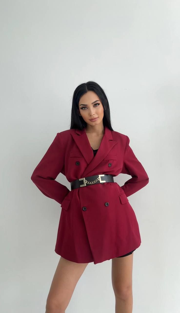 tenue elegante avec blazer bordeaux oversize femme